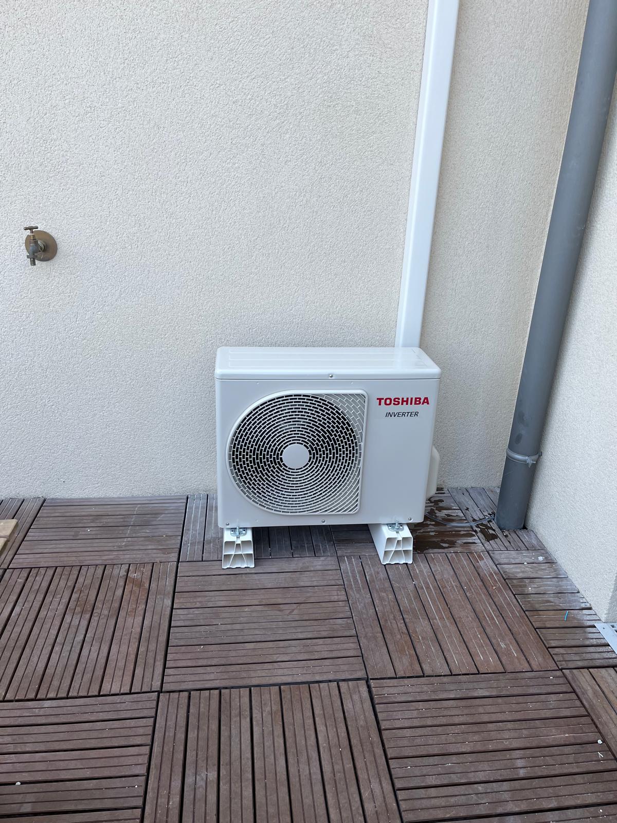 Unité extérieure Toshiba sur terrasse