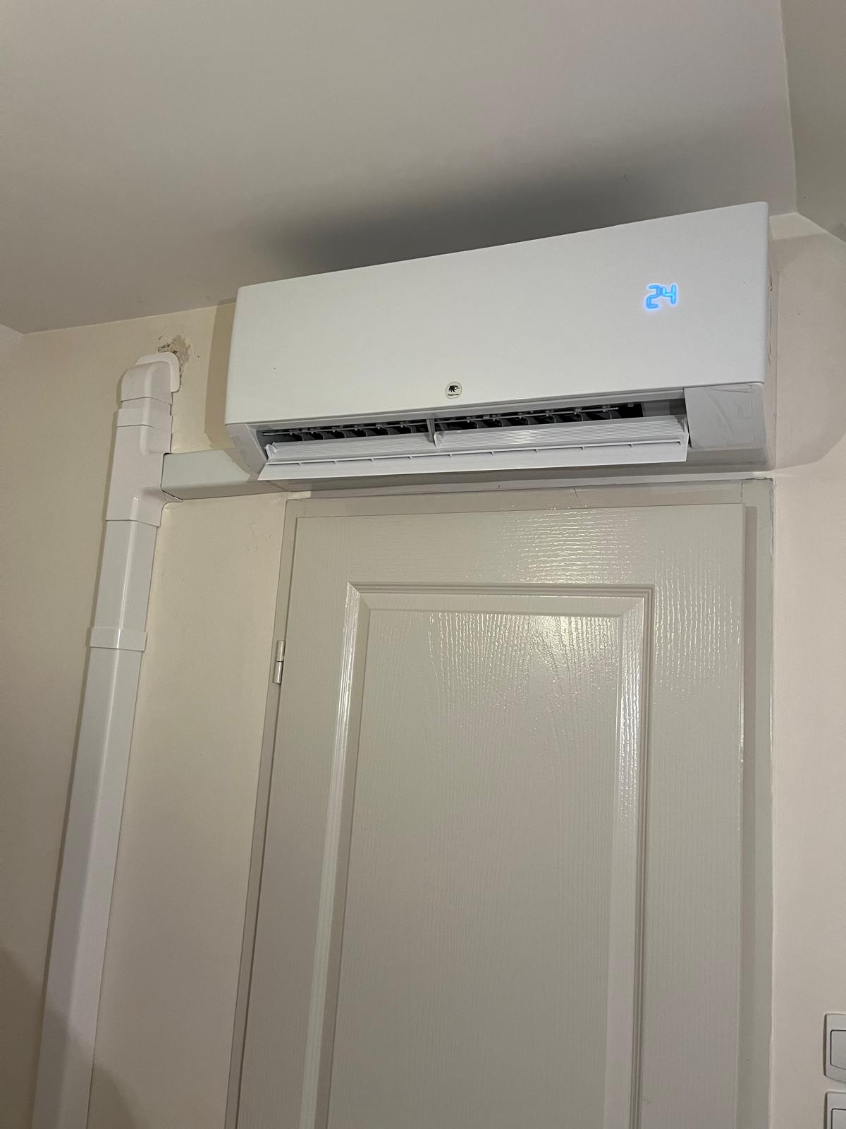 Climatisation murale installée proprement