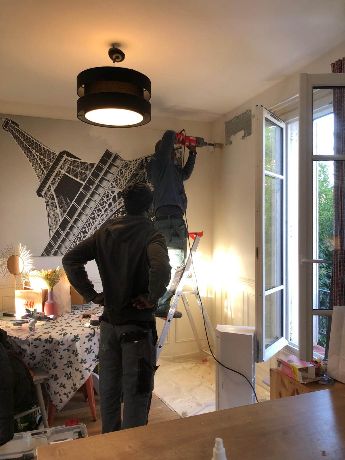 Techniciens en intervention appartement parisien
