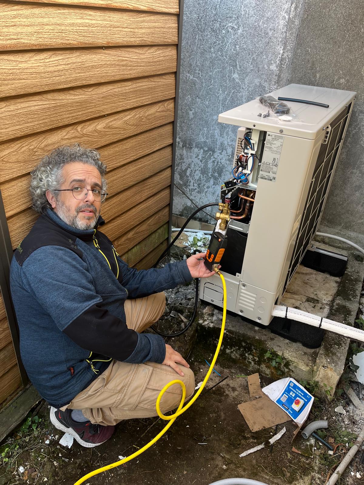 Technicien installant PAC air/eau