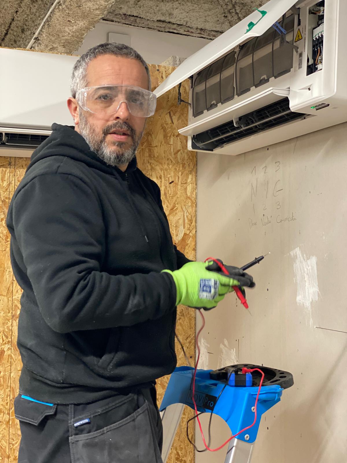 Technicien avec multimètre
